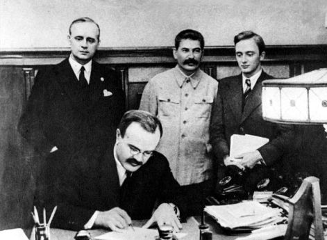 Молотов подписывает пакт