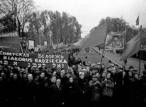Демонстрация на одной из улиц Гродно в честь присоединения Западной Белоруссии к СССР. 1939 г. Место съемки: Гродно, Автор съемки: Темин Виктор Антонович, РГАКФД ,0-366567