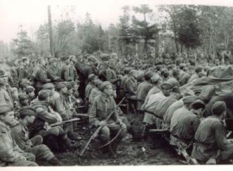 Солдаты 43-й гвардейской стрелковой дивизии на политзанятиях. 21 сентября 1943 г.