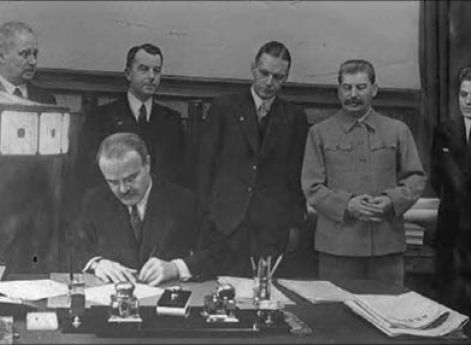 Нарком иностранных дел Вячеслав Михайлович Молотов подписывает Договор о дружбе и взаимопомощи между СССР и Латвийской республикой