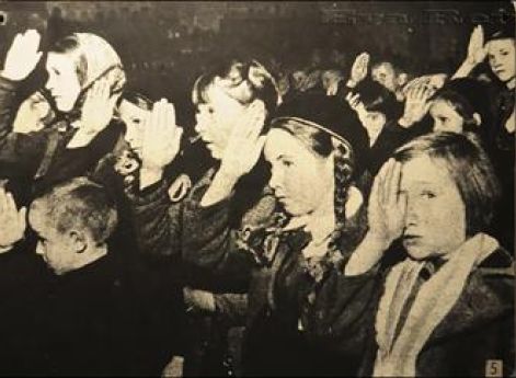 Рижские школьники. 1 мая 1941 г.