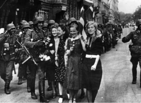 Рижанки встречают германских солдат. 1 июля 1941 г.