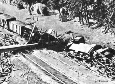 Железнодорожный состав, подорванный партизанами. Литва, 1944 г.