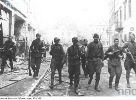 Красноармейцыи бойцы Армии Крайовой на улицах Вильнюса. Июль 1944 г.