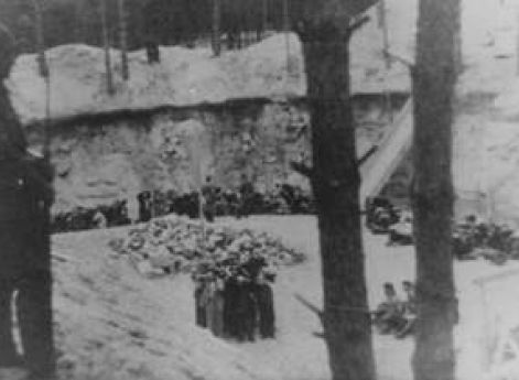 Литовский полицейский возле песчаного карьера, где проводится массоваяказнь евреев. Весна 1942 г.