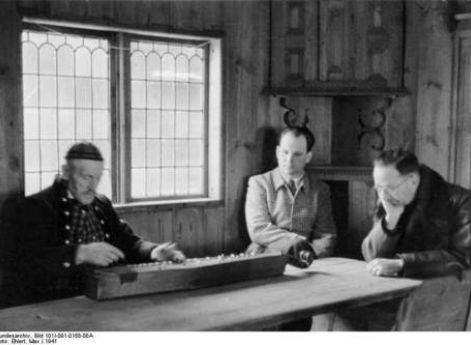 Рейхсфюрер СС Генрих Гиммлер (Heinrich Luitpold Himmler) слушает народного исполнителя на традиционных гуслях-langeleik. Норвегия, 1941 г.
