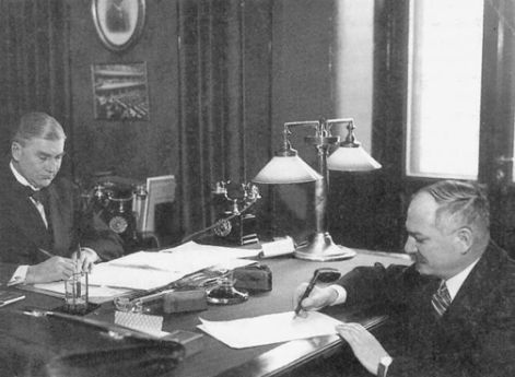 Министр иностранных дел Финляндии Аарно Ирье-Коскинен и посол Советского Союза в Хельсинки Иван Михайлович Майский 21 января 1932 г. подписывают договор о ненападении между СССР и Финляндией. 21 января 1932 г.