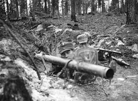 Финский пехотинец с германским противотанковым ружьем Panzerschreck. Лето 1944 г.