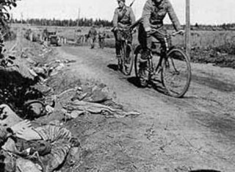 Финские солдаты рассматривают убитых красноармейцев. Лето 1941 г.