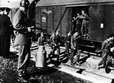 Германские солдаты на остановке во время транзита через Швецию. 1941 г.