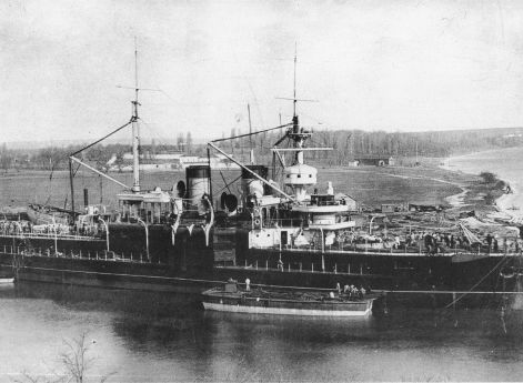 Эскадренный броненосец Двенадцать Апостолов перед уходом в Севастополь.