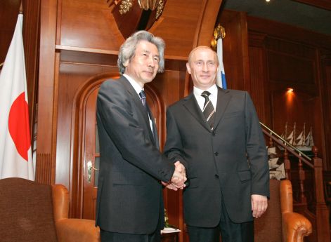 2003 год, 10 января. Президент РФ и премьер-министр Японии договорились следовать совместному плану действий.