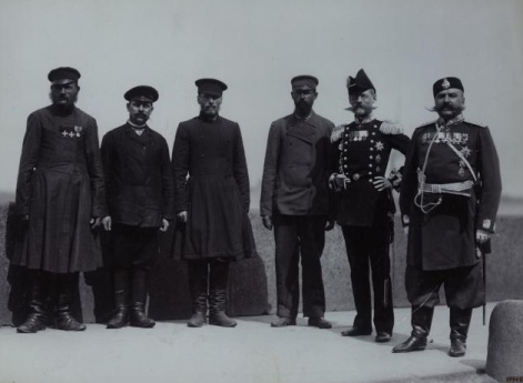 Члены I-й Государственной Думы: слева направо - Кириленко И.П., Готовчиц С.И., Круткин М.М., Филоненко М.Ф. После 1906 г.