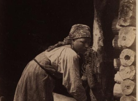 Крестьянка, стирающая в корыте.