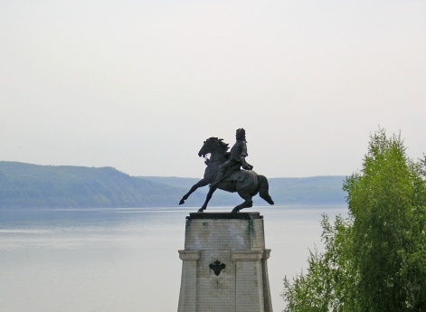 Памятник Василию Никитичу Татищеву в основанном им городе-крепости Ставрополе (ныне г. Тольятти)