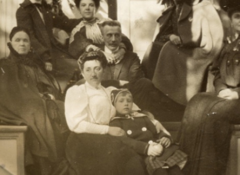 Наталия Павловна Дурдина  на лестнице перед домом с неизвестными женщинами