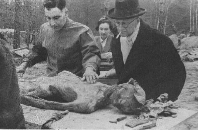 Члены комиссии экспертов производят вскрытие (Ф. Навилль — слева)