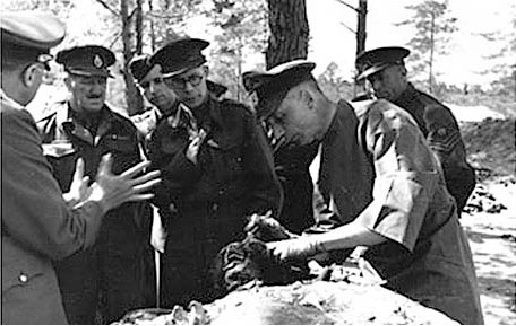 Военнопленные союзники наблюдают за вскрытием