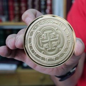 Современная позолоченная копия Centén