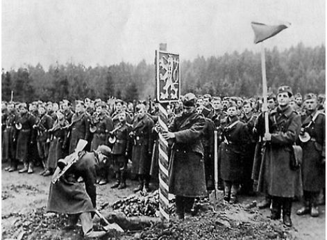 Чехословацкие солдаты восстанавливают государственную границу своей страны. 6 октября 1944 г.