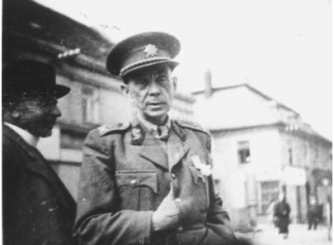 Бригадный генерал Карел Клапалек в Праге. Май 1945 г.