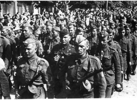 Вступление солдат 1-го Чехословацкого армейского корпуса в Прагу. Май 1945 г.