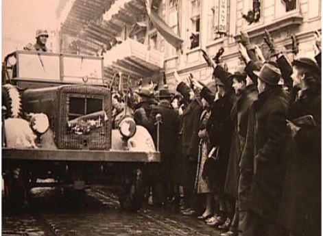 Богемские немцы приветствуют вступление в Прагу германских войск. Март 1939 г.