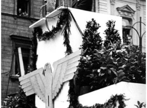 Профессор Эммануил Моравец выступает на митинге 3 июля 1942 г.