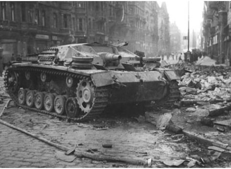 Подбитая германская самоходка на улицах Праги. Май 1945 г.
