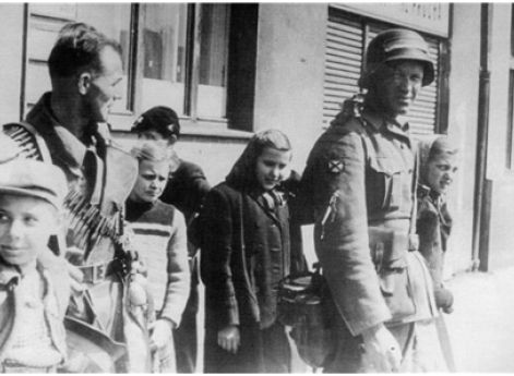 Солдаты 1-й дивизии РОА среди пражан. 6 -7 мая 1945 г.