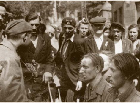 Повстанцы и пленные коллаборационисты. Прага, май 1945 г.