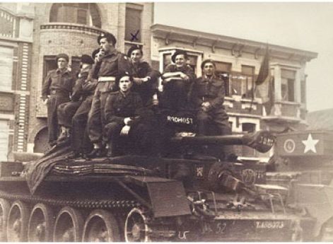 Чехословацкие танкисты в освобожденном Дюнкерке. Май 1945 г.