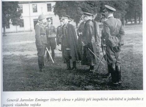Генерал Ярослав Эмингер (четвертый слева в плаще).