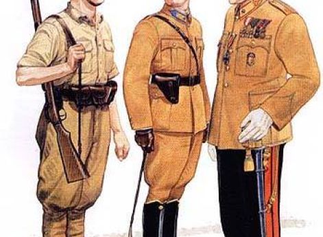 Слева — рядовой пехоты, лето 1942 г.; В центре — майор кавалерии, июль 1941 г.; Справа — генерал-майор в парадной форме, 1942 г.