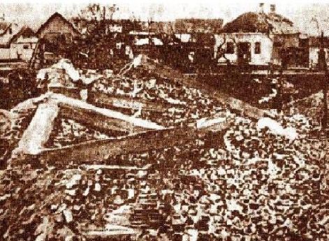 Разрушенные венгерскими солдатами дома румын в селе Ип 13 — 14 сентября 1940 г.