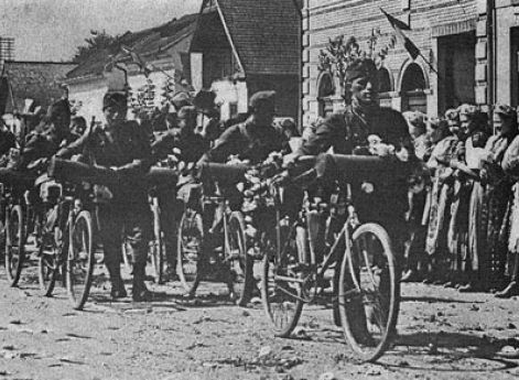 Местное венгерское население радостно встречает венгерские войска, вступающие в Северную Трансильванию. Сентябрь 1940 г.