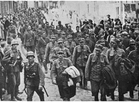 Пленные польские солдаты на улицах Варшавы. Конец сентября 1939 г.