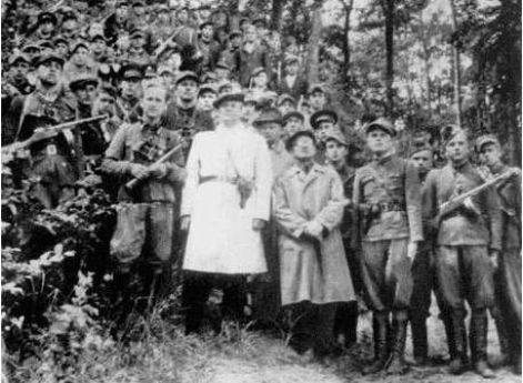 Генерал Михал Жимерский (в светлом плаще) с бойцами Армии Людовой. 1944 г.