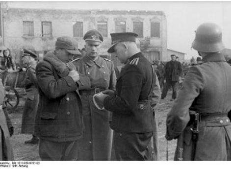 Проверка документов немецкой и польской полицией. Варшава, 1941 г.