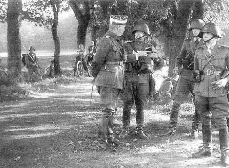 Датский генерал беседует с офицерами. 1939 г.