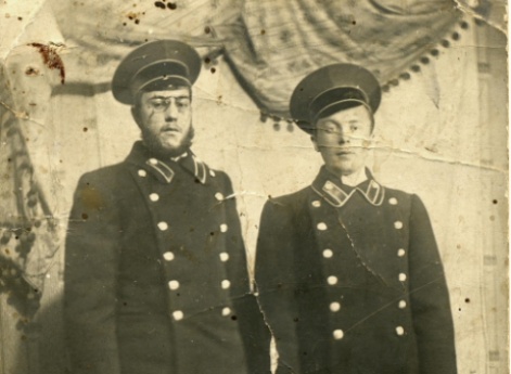 Л.Викторов с другом.