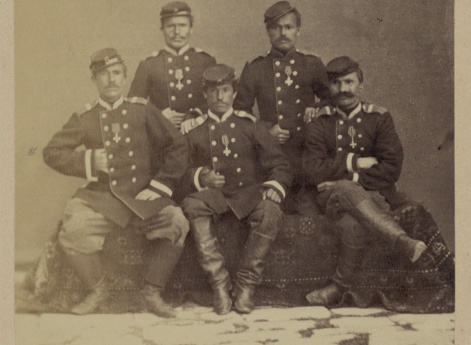 Георгиевские кавалеры, имеющие знаки отличия военного ордена. За взятие крепости Карши 24 октября 1868 г. Унтер-офицер Неучесов, рядовой Банаев, унтер-офицеры Савельев, Муравьев и Немиров из 9‑го Туркестанского линейного батальона