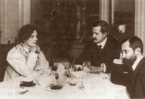 Мережковский и Гиппиус молятся, поставив к столу третий пустой стул