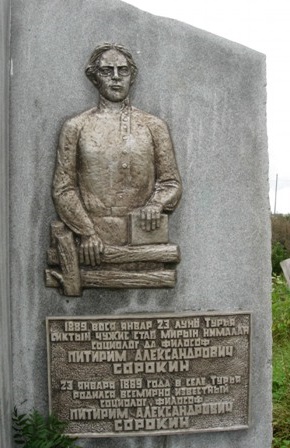 В Турье появился памятный знак с барельефом Питирима Сорокина