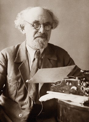 Когда-то Розанов меня исключал из гимназии, а теперь я должен его исключать