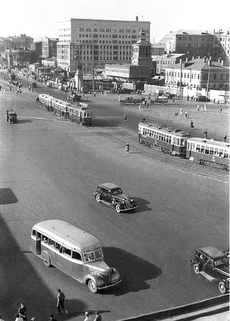 В прошлом философ-идеалист, глубоко и уже давно пересмотрел свои прежние взгляды