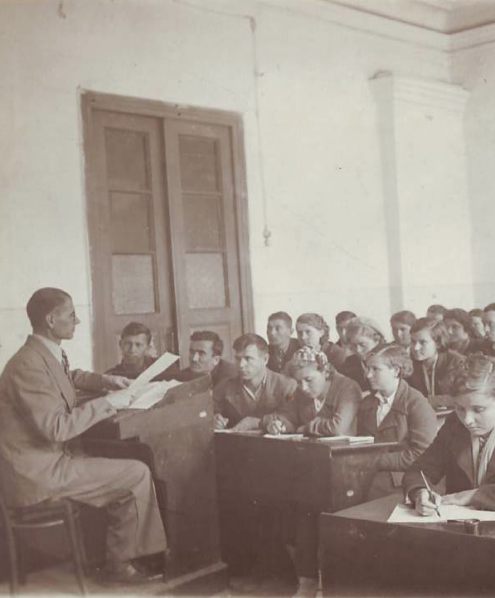 В учебные планы всех вузов вводится единый курс «Основы марксизма-ленинизма»