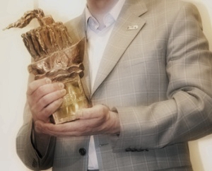 Бронзовая скульптура «Философский пароход» как главный приз кинофестиваля