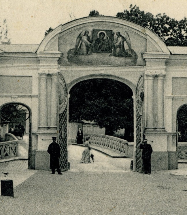 Мережковский проваливается в стеклянный люк