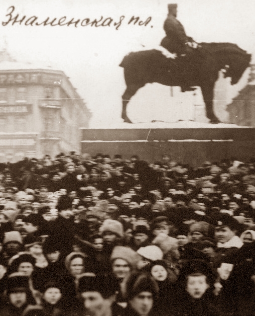 Я сижу у окна в Петрограде, в гостинице и прислушиваюсь то к лаю пулемета над самой крышей, под которой я живу, то к крикам "ура" революционной толпы, раздающимся на улице